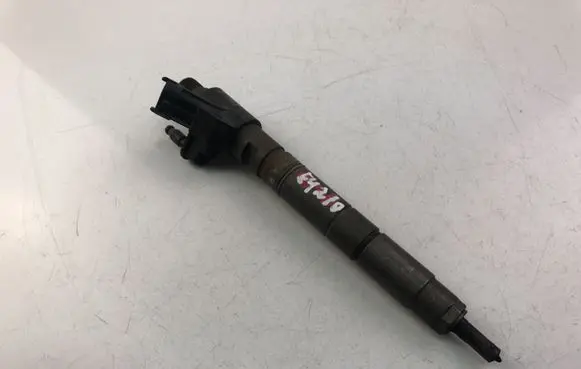 Volvo V50 Fuel injector 31303238