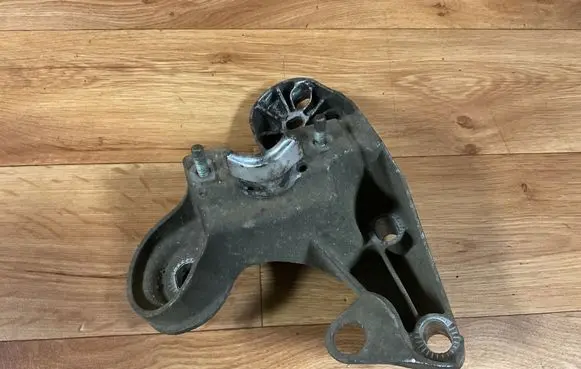 Audi A4 S4 B7 8E 8H Engine mounting bracket 8E0199351