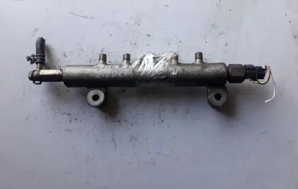 Nissan Primera Fuel distributor 01D1135
