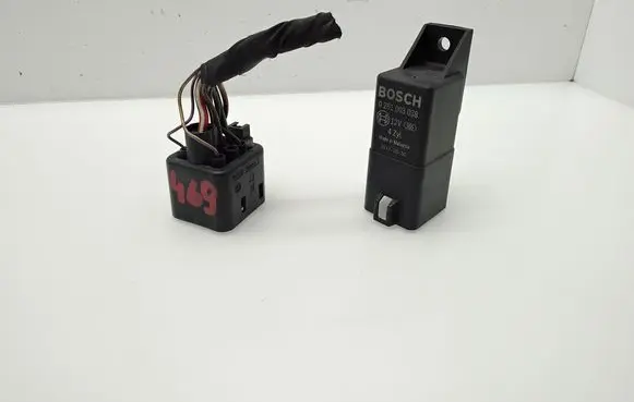 Volkswagen Caddy Glow plug pre-heat relay 038907281D 038973721B 0281003038