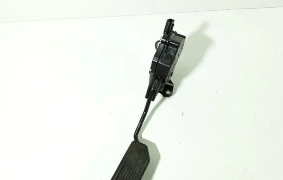 Accelerator throttle pedal