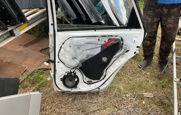 Toyota Auris E210 Rear door