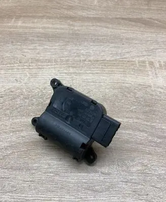 Volkswagen PASSAT B7 Air flap motor/actuator 0132801370