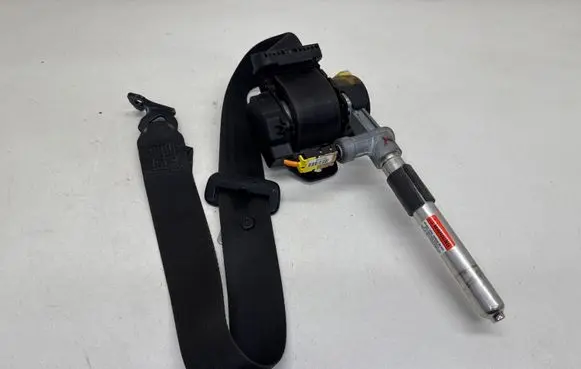 Volvo V70 Rear seatbelt 30738957