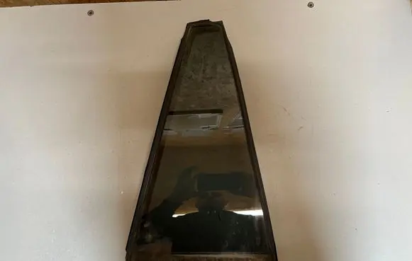Rear vent window glass
