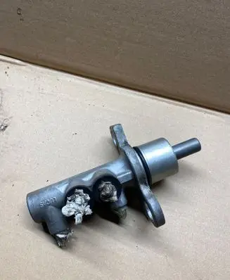 Volkswagen PASSAT B5 Master brake cylinder 8D0611301