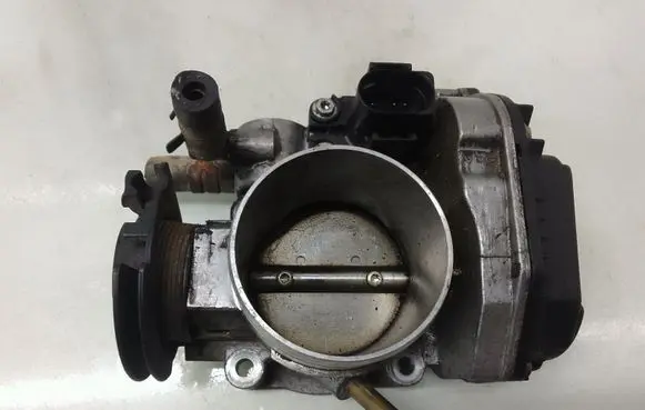 Volkswagen Golf IV Throttle valve 06A133064J