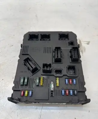 Peugeot 407 Fuse module 9655221180 S120104600 BSIS0300