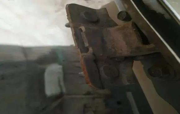 Dodge Magnum Tailgate/trunk/boot hinge