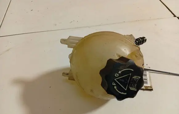 Coolant expansion tank/reservoir