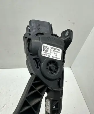 Accelerator throttle pedal