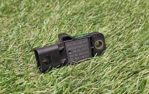 Volkswagen Jetta VI Air pressure sensor 06L906051B 0261230417
