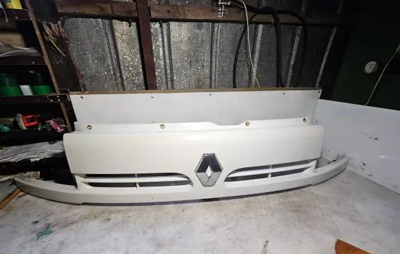 Renault Master II Front bumper upper radiator grill 7700352125
