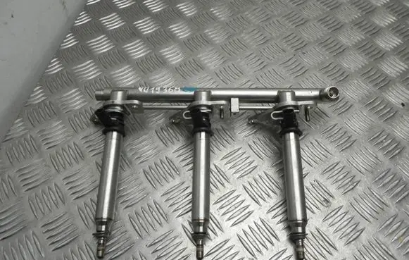 Mercedes-Benz E A207 Fuel distributor A2760704095 VD19368