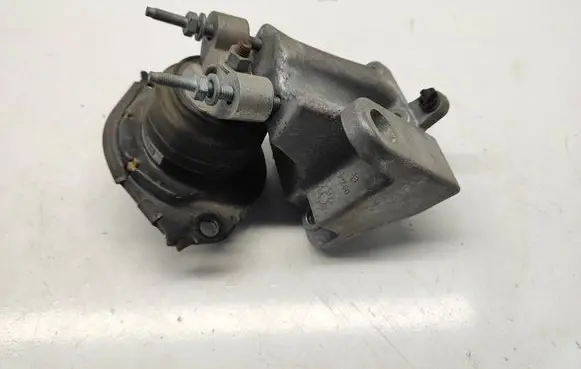Engine mounting bracket