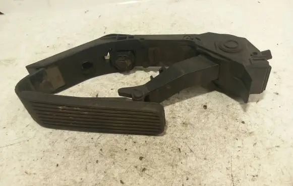 Mercedes-Benz E W211 Accelerator throttle pedal A2113000504