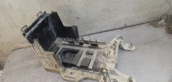 Volkswagen Caddy Battery tray 1K0915333