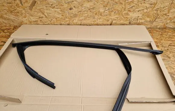 BMW 7 G70 Rubber seal front door window/glass 9447424