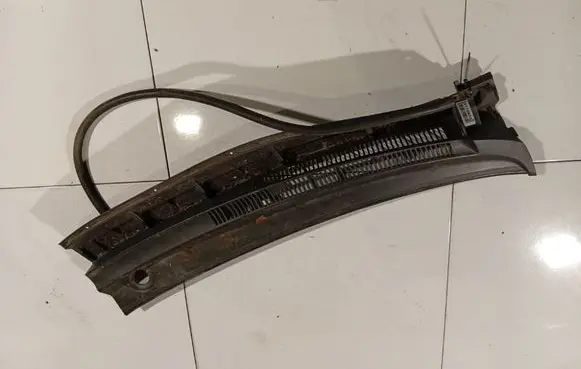 Toyota Auris 150 Wiper trim