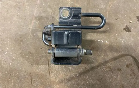 Volkswagen Touareg I Tailgate/trunk/boot hinge 7L0833411