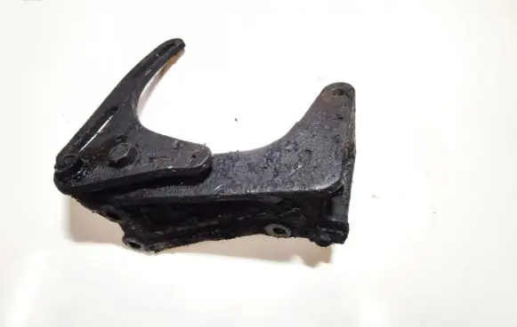 Mazda 323 Engine mounting bracket