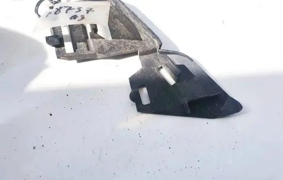 Volvo V50 Headlight/headlamp mounting bracket