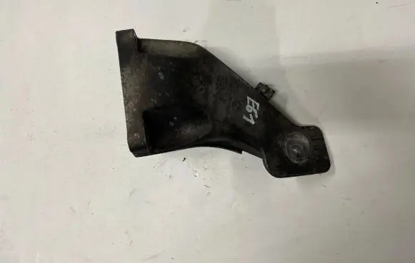 BMW 5 E60 E61 Engine mounting bracket 6777056