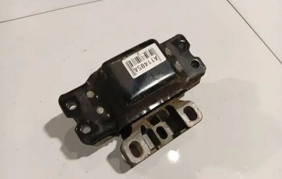 Skoda Octavia Mk2 (1Z) Engine mount bracket