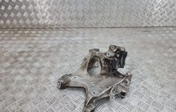 Engine mounting bracket