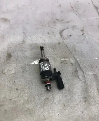 Audi Q3 F3 Fuel injector 05e906036c