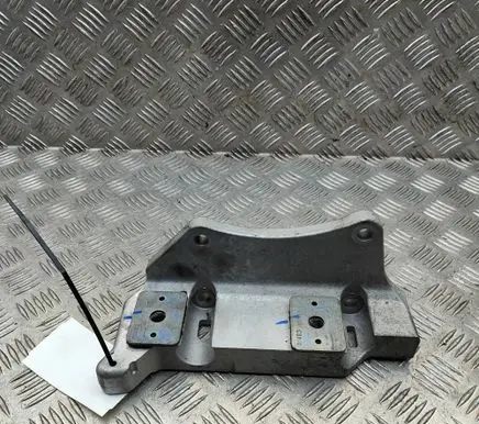 Peugeot 208 I Engine mounting bracket 9845361280