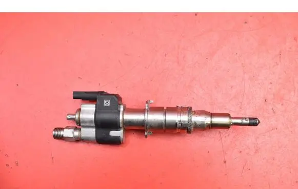 BMW 7 F01 F02 F03 F04 Fuel injector 7585261