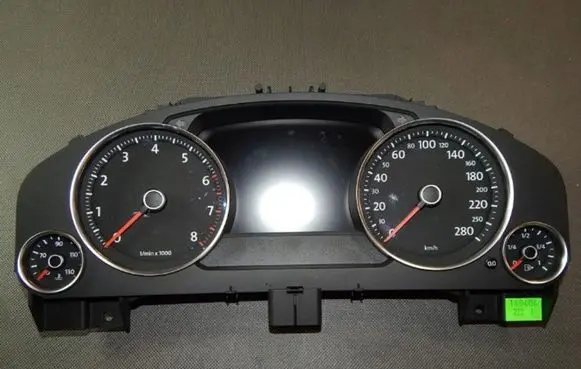 Volkswagen Touareg II Speedometer (instrument cluster) 7P6920882K