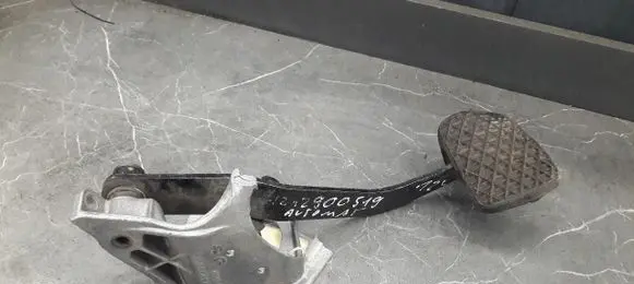Mercedes-Benz E W124 Brake pedal 1242900519