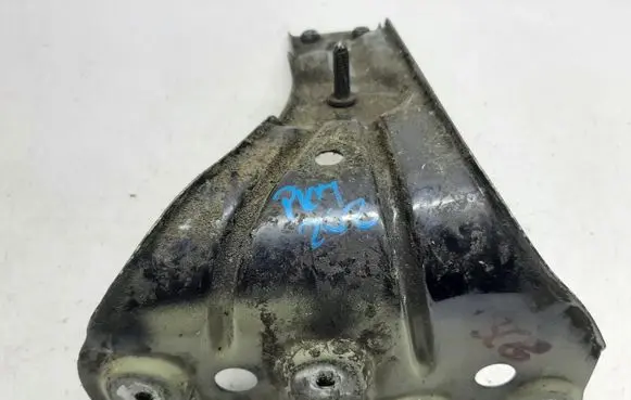 Volkswagen PASSAT CC Fender mounting bracket 3C8821141