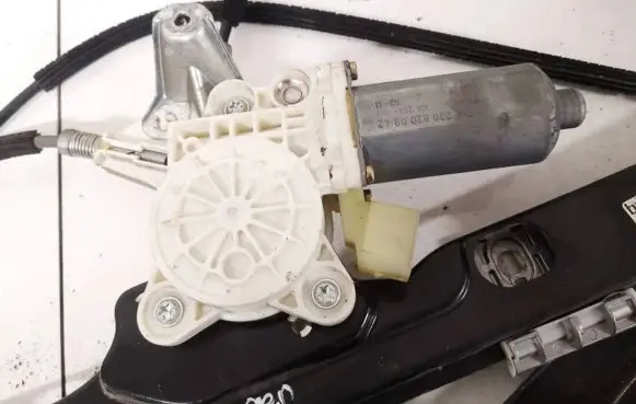 Mercedes-Benz Vaneo W414 Front door window regulator motor a2308200942 106256-102