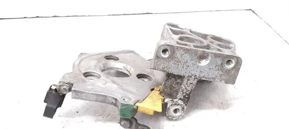 Engine mounting bracket