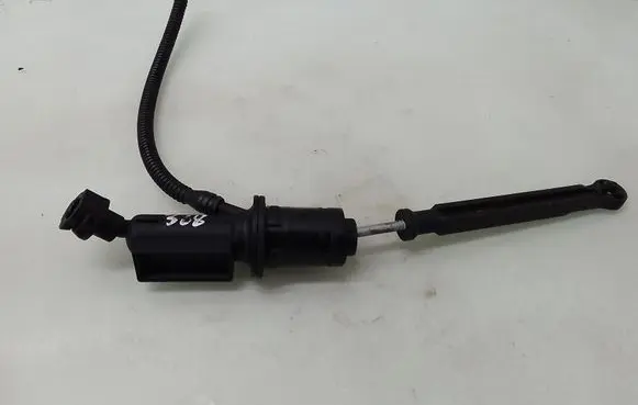 Peugeot 308 Clutch master cylinder 9673765980