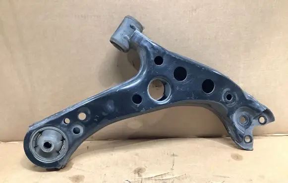 Toyota Prius (XW50) Front lower control arm/wishbone U2179132175 4865547030