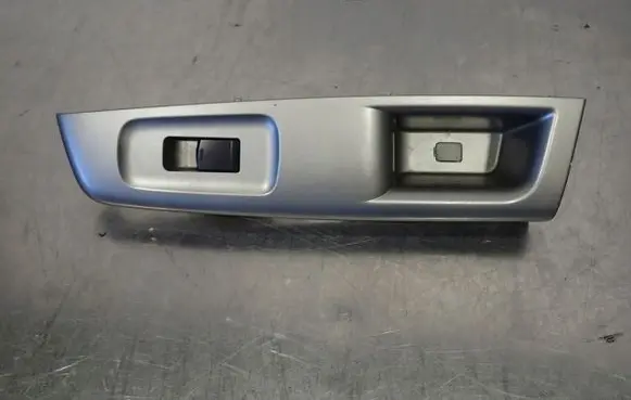 Subaru Impreza III Central console control unit 