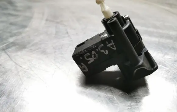 Headlight level adjustment motor