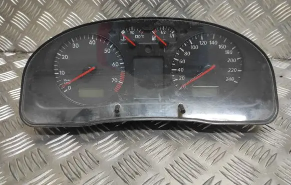 Volkswagen PASSAT B5 Speedometer (instrument cluster) 110008794 88311245