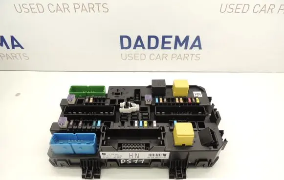 Opel Zafira B Fuse module 13220829 DS11