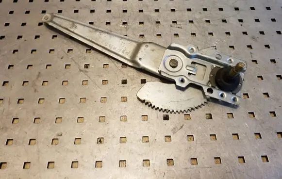 Rear door manual window regulator