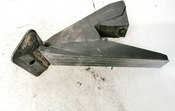 Accelerator throttle pedal