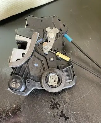 Toyota RAV 4 (XA40) Front door lock