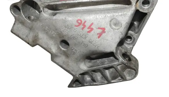 Volkswagen Golf VII Engine mounting bracket 04L199207