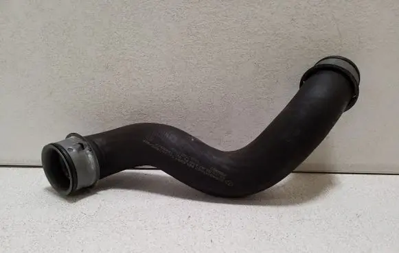 Mercedes-Benz CLS C218 X218 Engine coolant pipe/hose A2045011682