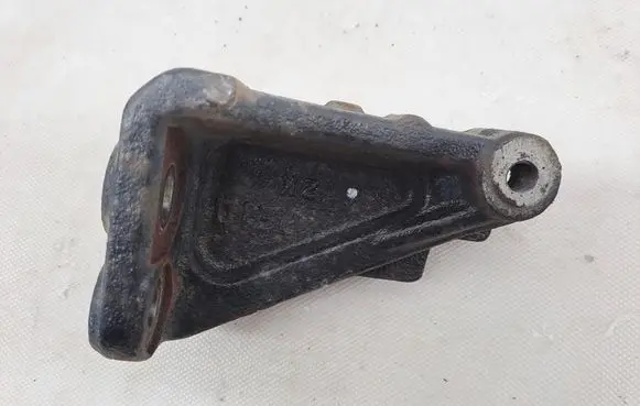 Mazda CX-3 Engine mounting bracket