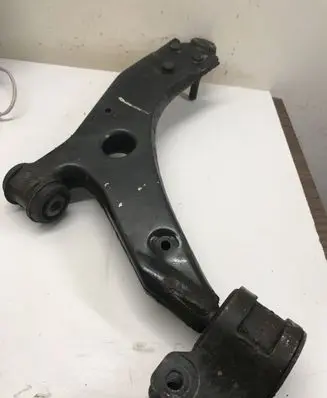 Ford Focus Front lower control arm/wishbone 3M513A424AJ